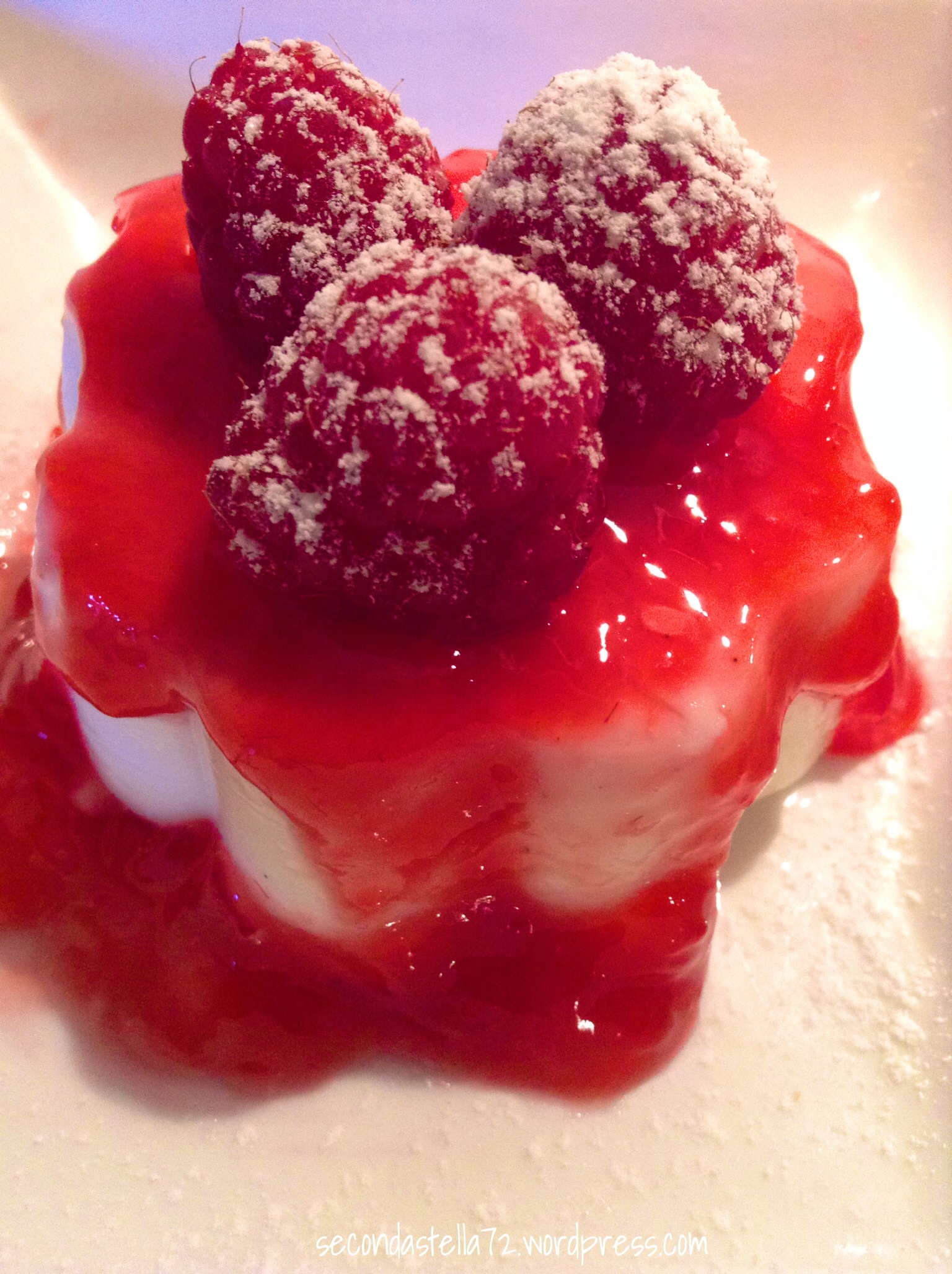 Panna cotta alla vaniglia con salsa di lamponi