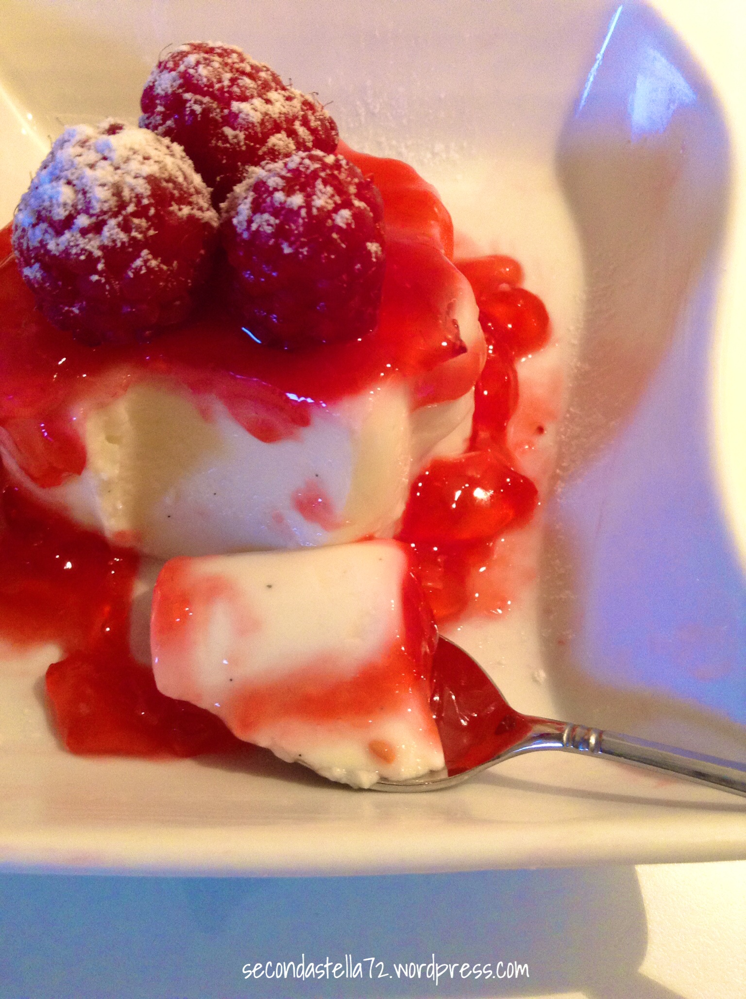 Panna cotta alla vaniglia con salsa di lamponi