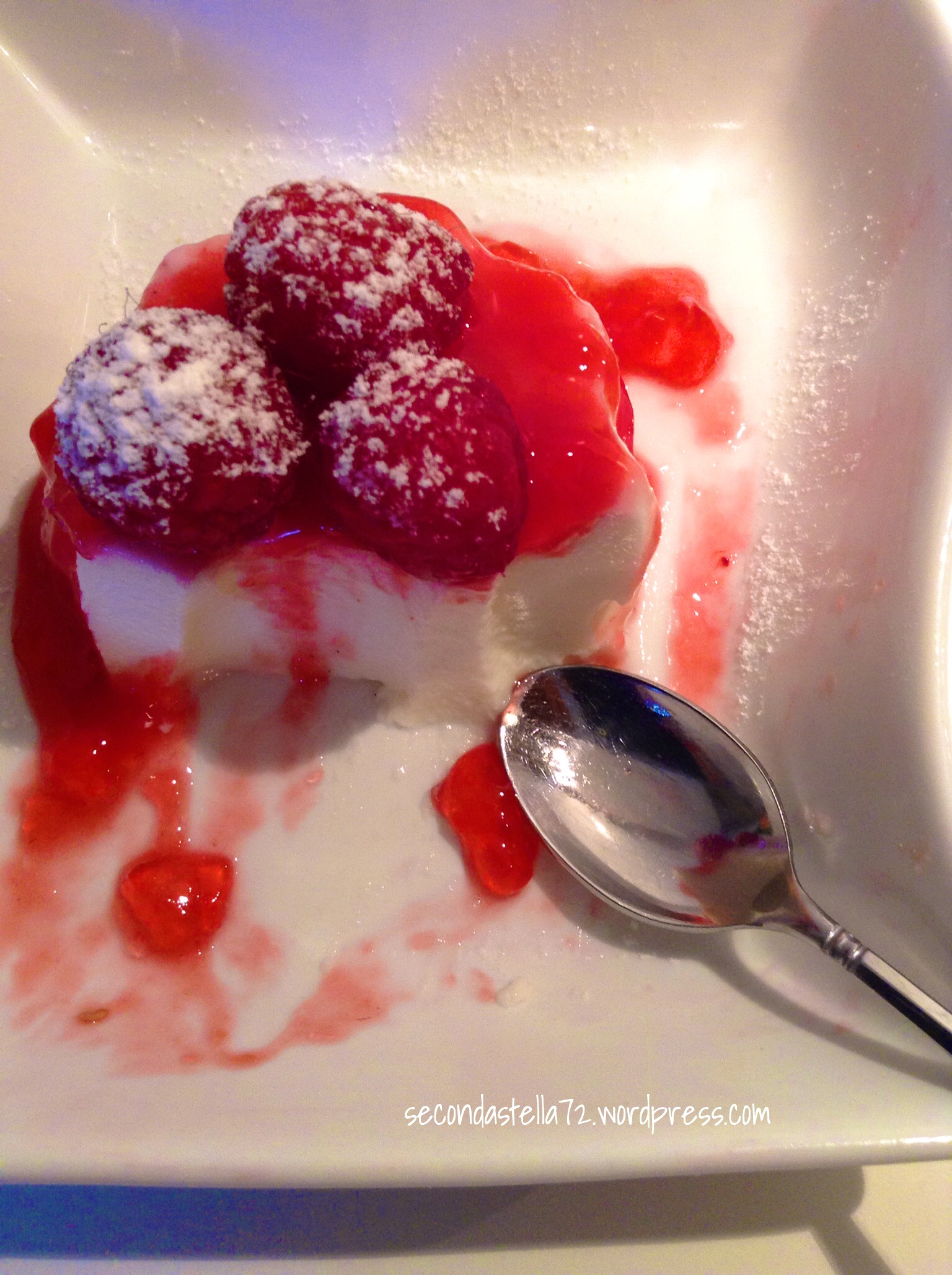 Panna cotta alla vaniglia con salsa di lamponi