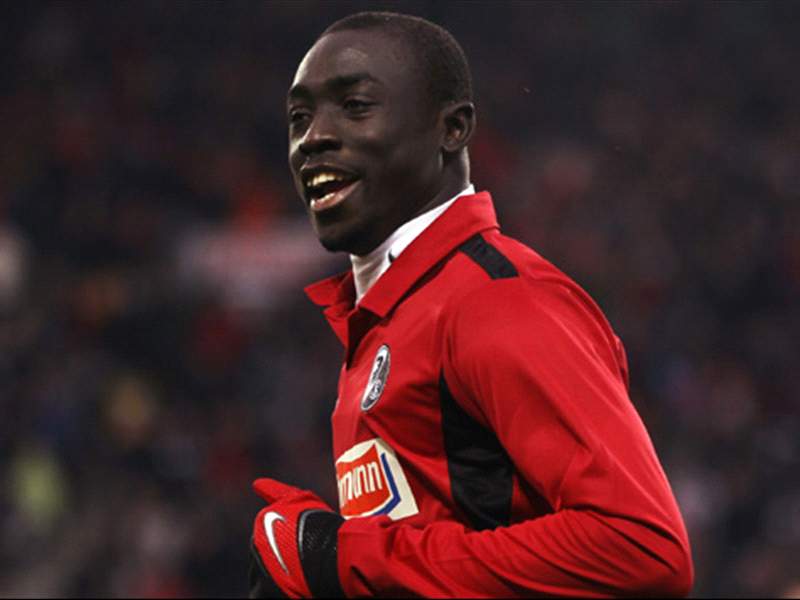 Freiburg S Papiss Demba Cisse L Scores The 1 1 Goal Against Munich S Keeper Thomas Kraft During A German Bundesliga Match Of Sc Freiburg Verus Fc Bayern Munich At Badenova Stadium In Freiburg Germany 
