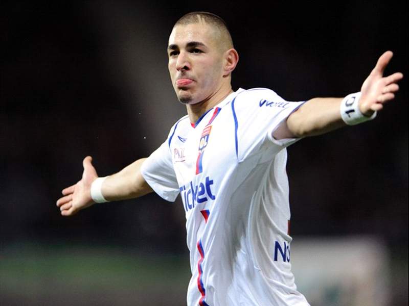 After starting his career at lyon, the forward moved to suit up in a real madrid jersey in 2009 where he has cemented himself as a leading goal scorer and&nbsp;. Barcelona Real Madrid Manchester United Chasing Lyon S Karim Benzema Lyon President Goal Com