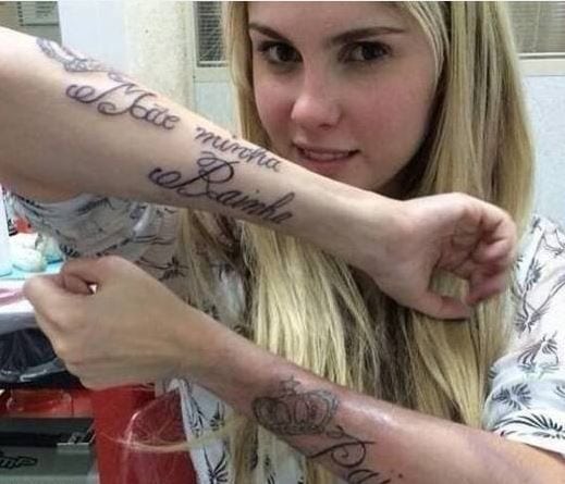 Cantor com tatuagem preta pelo pescoço e nas maos ingles 1