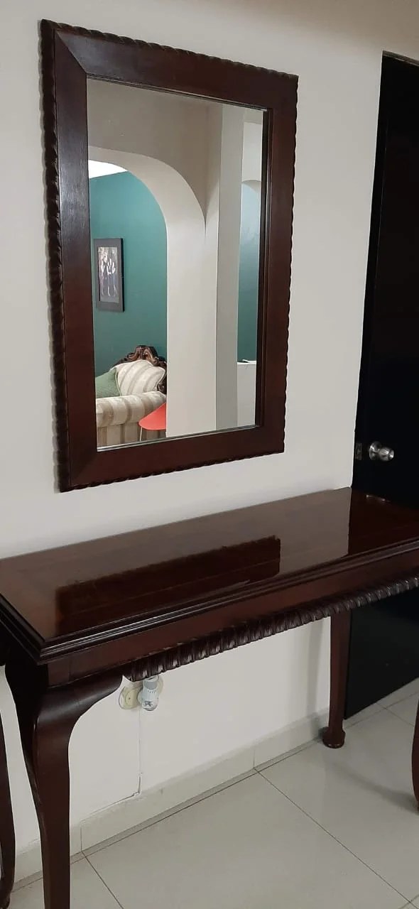 Consola recibidor en madera de caoba con chapa de raíz