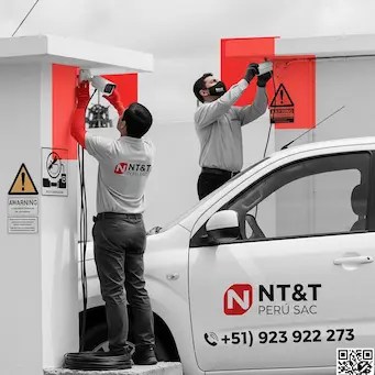 Técnicos instalando cámaras en Ventanilla, Lima Perú