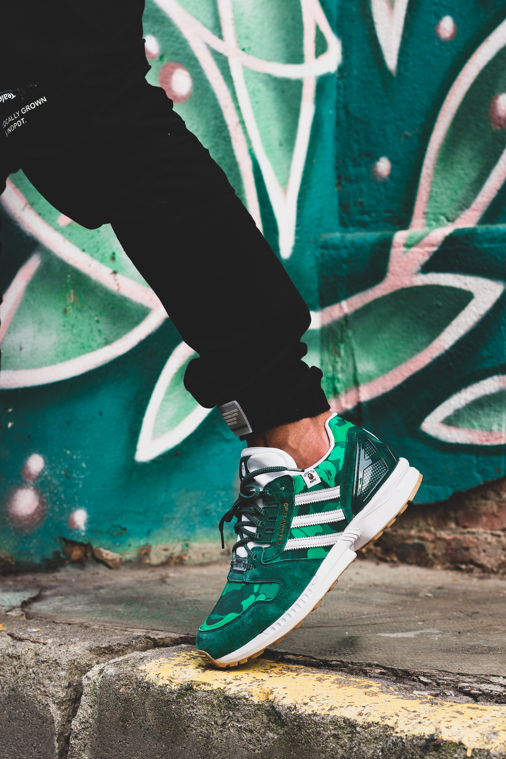 小物 in kadidas & BAPE GLOOVE 1022 adidas x BAPE Campus 00s World Cup Core Black / Off White - Gold