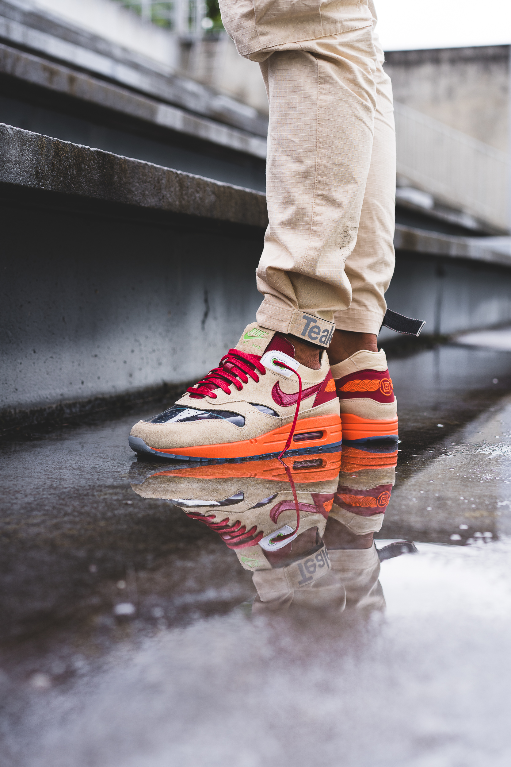 clot air max 1 on foot