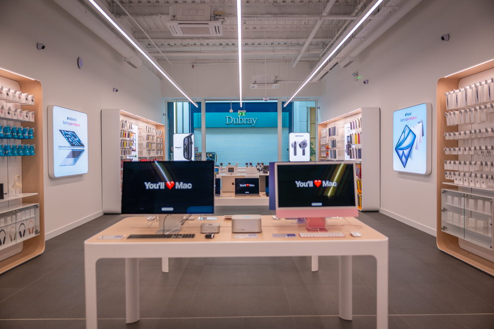 Mac and iPhone display tables inside a Select store