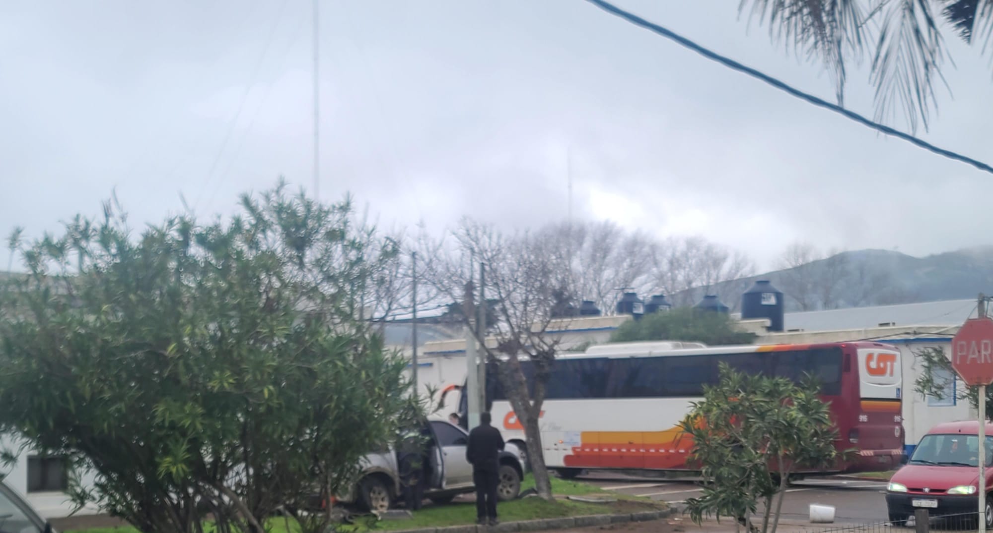 Piriápolis: chocaron ómnibus y camioneta en la intersección de Simón del Pino y Héctor Barrios