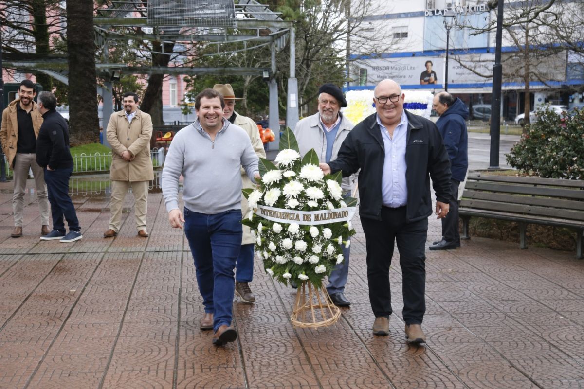 Abella rindió homenaje por el 196º aniversario de la Jura de la Constitución