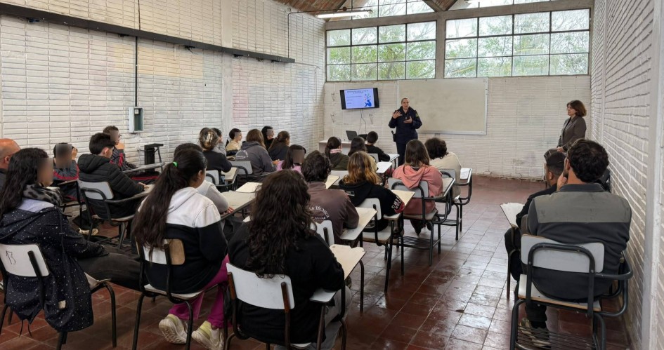 Pan de Azúcar: alumnos de la UTU recibieron charla sobre seguridad ciudadana, autocuidado y riesgos digitales