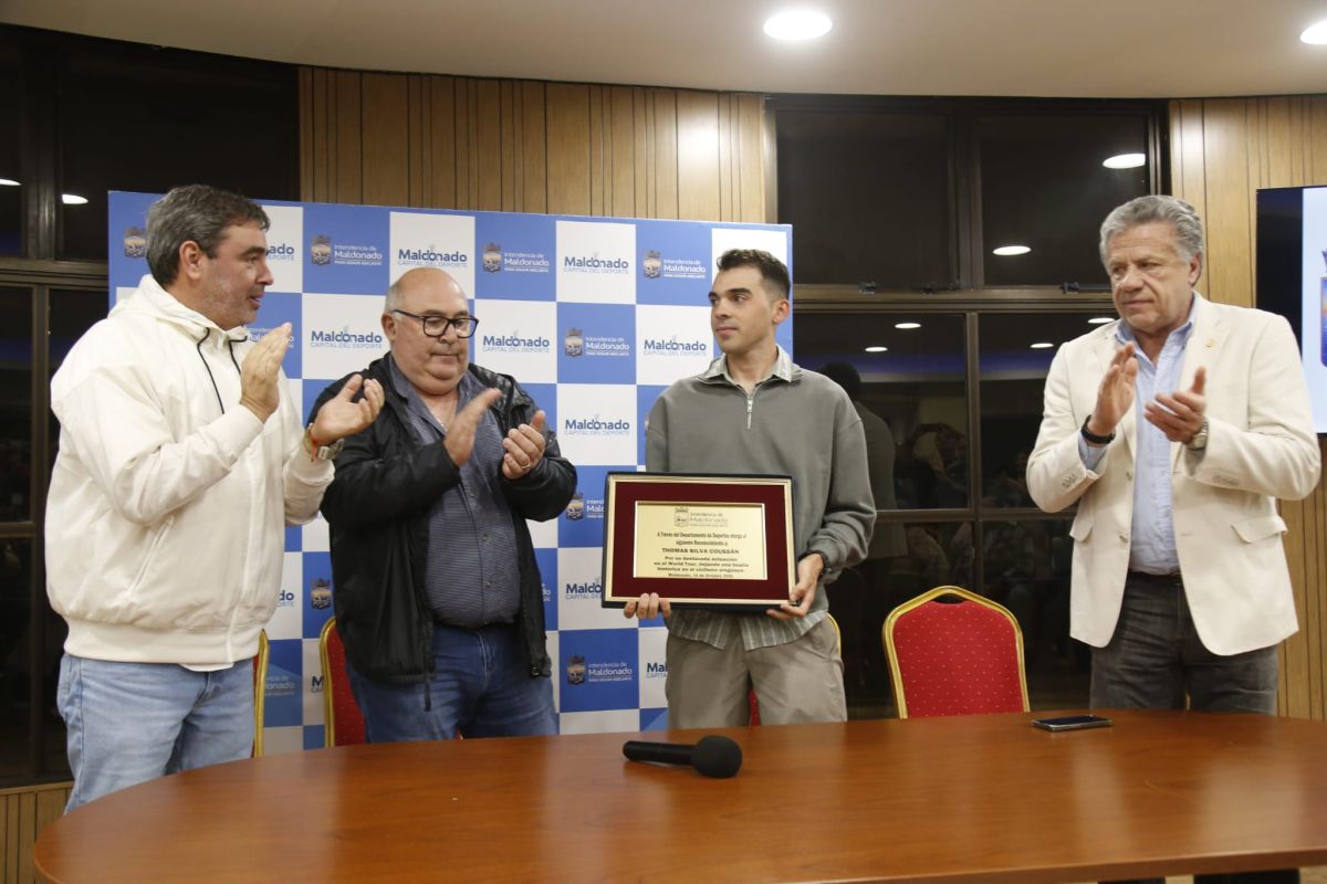 Intendencia de Maldonado reconoció a Thomas Silva Coussan por su desempeño en el ciclismo internacional