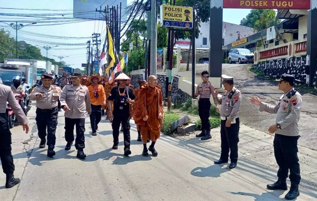 Polrestabes Semarang Kawal Biksu Thudong Menuju Borobudur