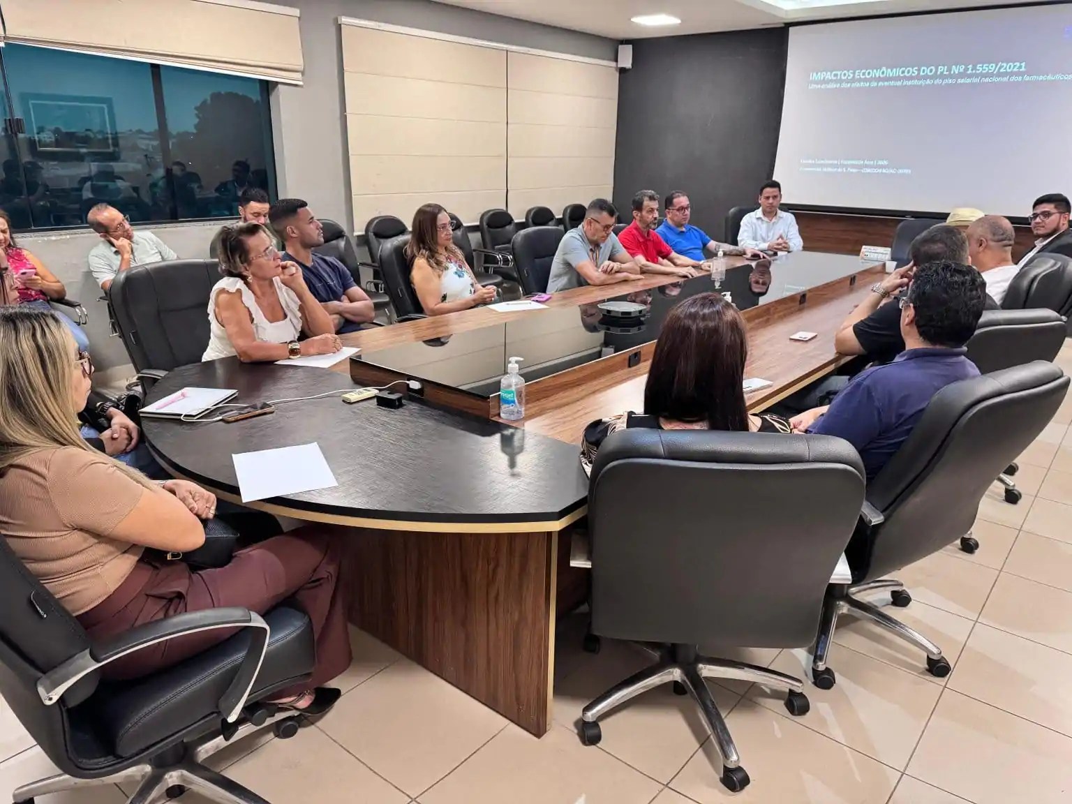 Fecomércio debate piso de R$ 6,5 mil para farmacêuticos do Acre