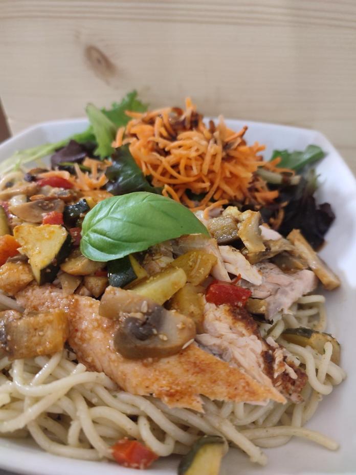 Massa Al Pesto com Salmão e Legumes