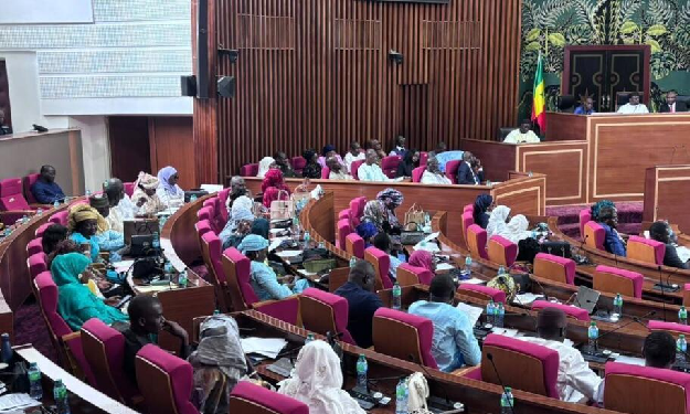 Sénégal : l’opposition boycotte, les députés votent et le président annonce un référendum