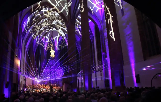 De Unplugged à Tiny Desk: l’intimité en concert