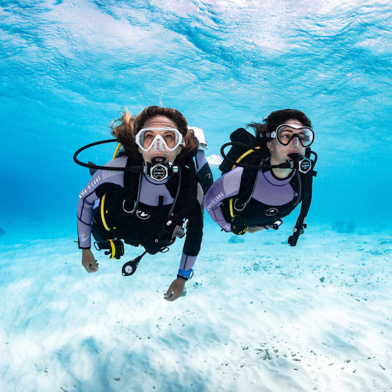 2 Scuba divers
