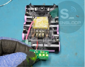 조립 전 잔량 게이지가 정상 점등되는지 확인 중인 디월트 배터리팩 테스트 장면.