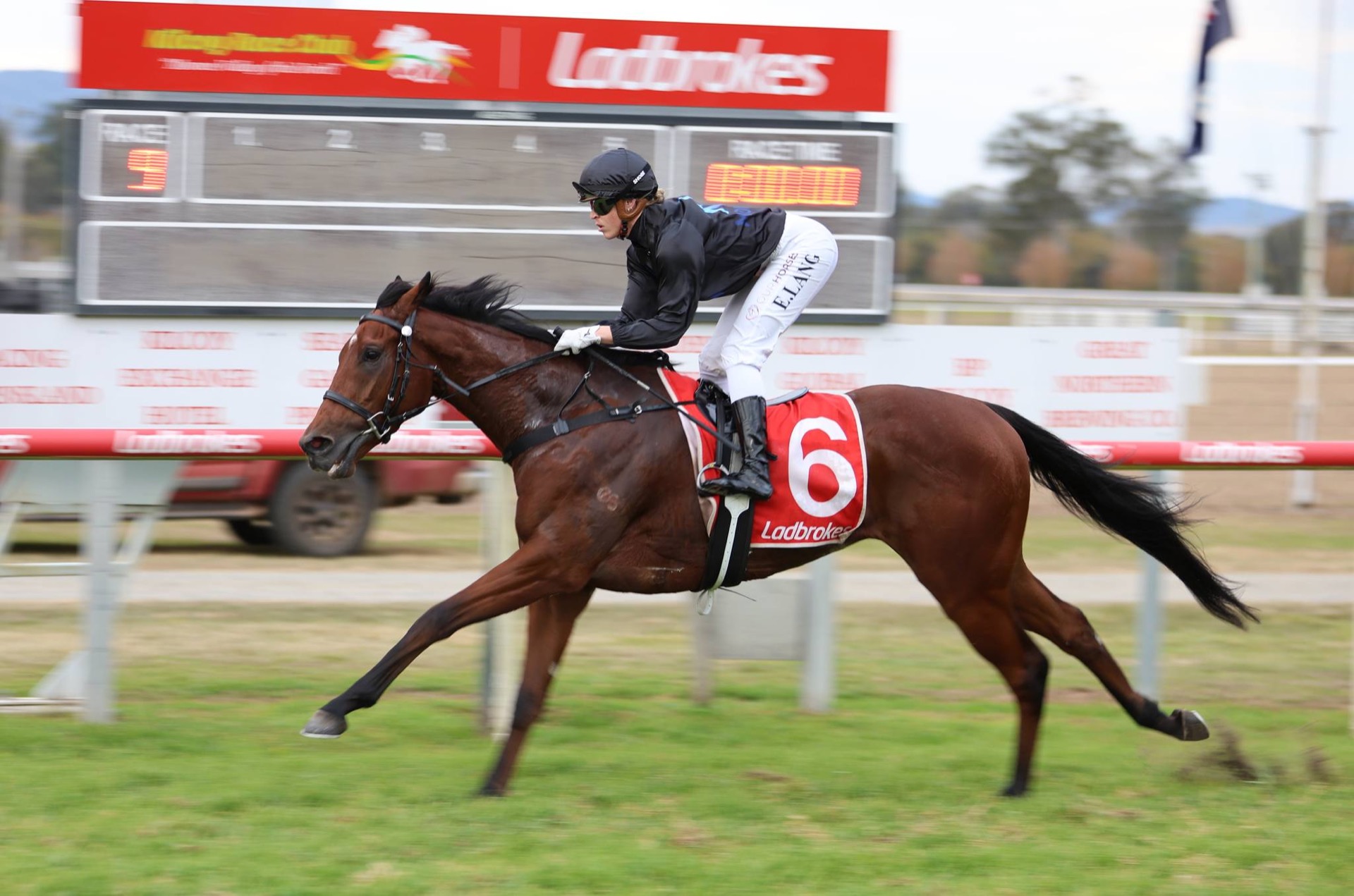 Favourites and rank outsiders shine at race