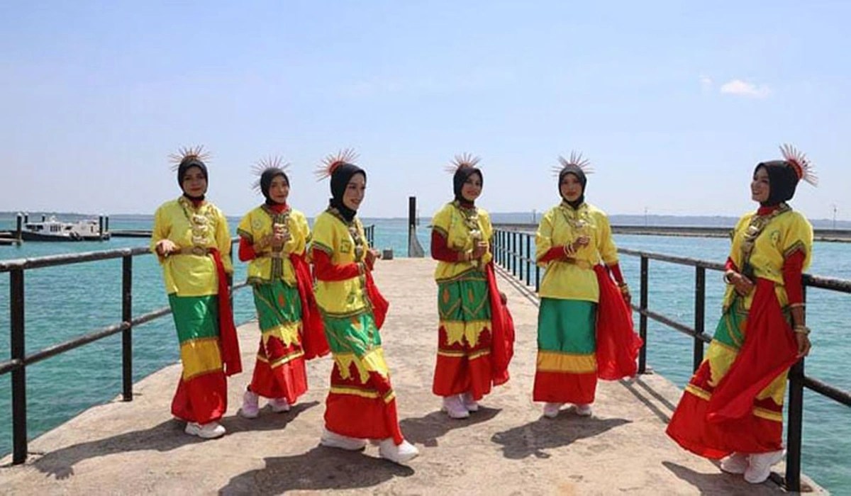 Busana dan Alunan Musik Tradisional