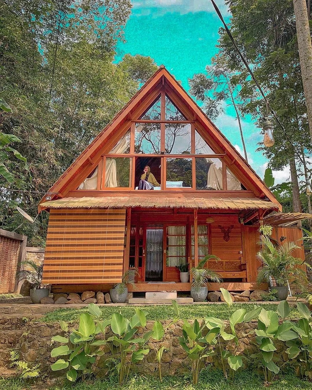 Villa yang memiliki 6 kamar tidur dibangun dengan bernuansa kayu clasik akan memberikan kesan yang berbeda ketika anda bermalam dan berlibur di villa kayu . Staycation Bogor Instagramable Kayuman Vilas