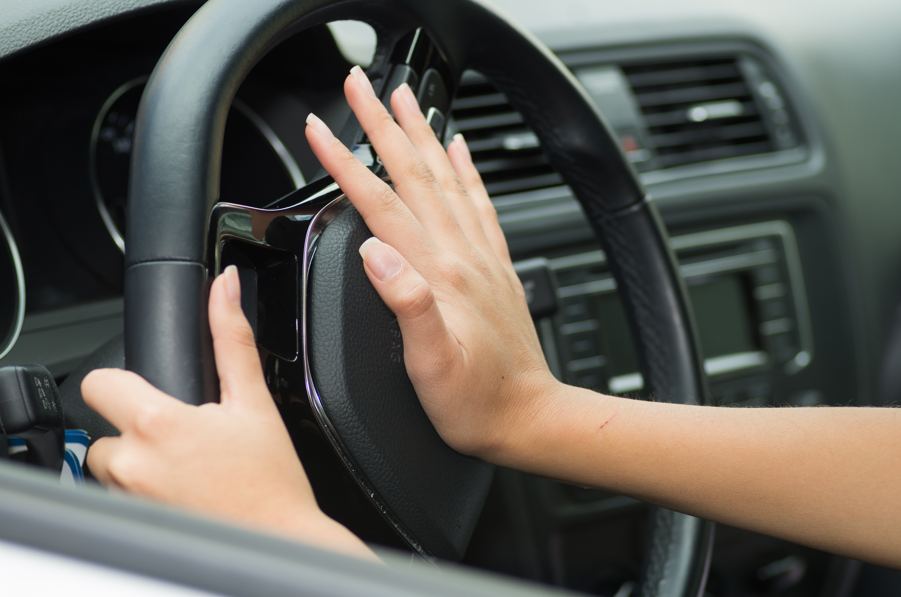 Personne Poussant Le Klaxon Tout En Conduisant Assis Sur Un Volant Appuyez  Sur Le Klaxon De La Voiture Pour Avertir Les Autres Personnes Dans Le  Concept De La Circulation