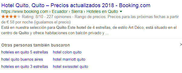Sugerencias de búsquedas debajo de un resultado de búsqueda.