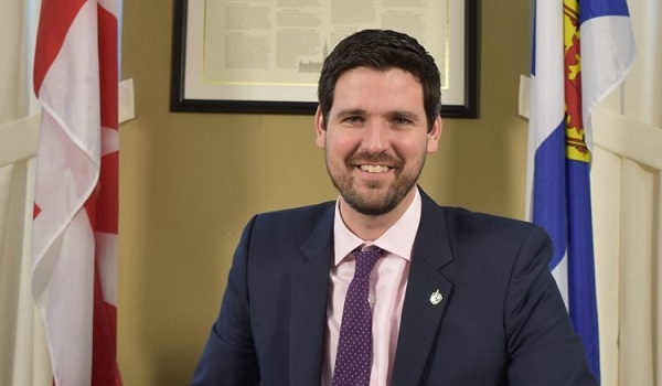 移民部长承认无法实现接收承诺的4万名阿富汗难民| 大中资讯网