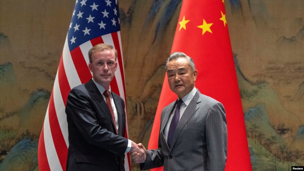 中共中央外事工作委员会办公室主任王毅在北京雁栖湖与到访的美国白宫国家安全顾问杰克·沙利文握手。（2024年8月27日）