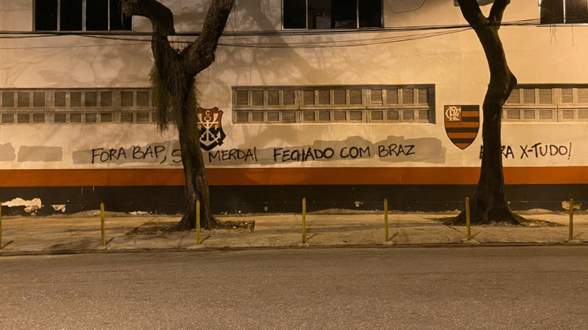 Muros da Gávea são pichados com apoio a Marcos Braz e pedidos de fora Bap e X-tudo