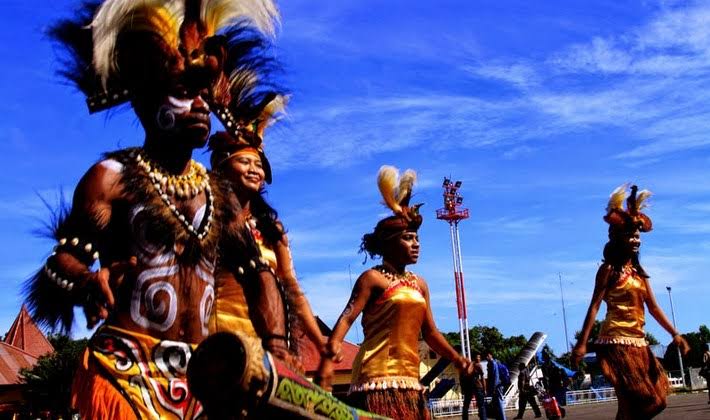 Properti yang dipakai yaitu senjata yang terbuat dari sebilah bambu . 6 Tari Adat Tradisional Asal Papua Sering Jalan
