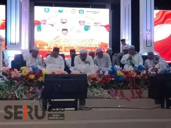 Puluhan Ribu Masyarakat Hadiri 'Pengajian 2 Majelis 1 Cinta', Shalawat Kebangsaan