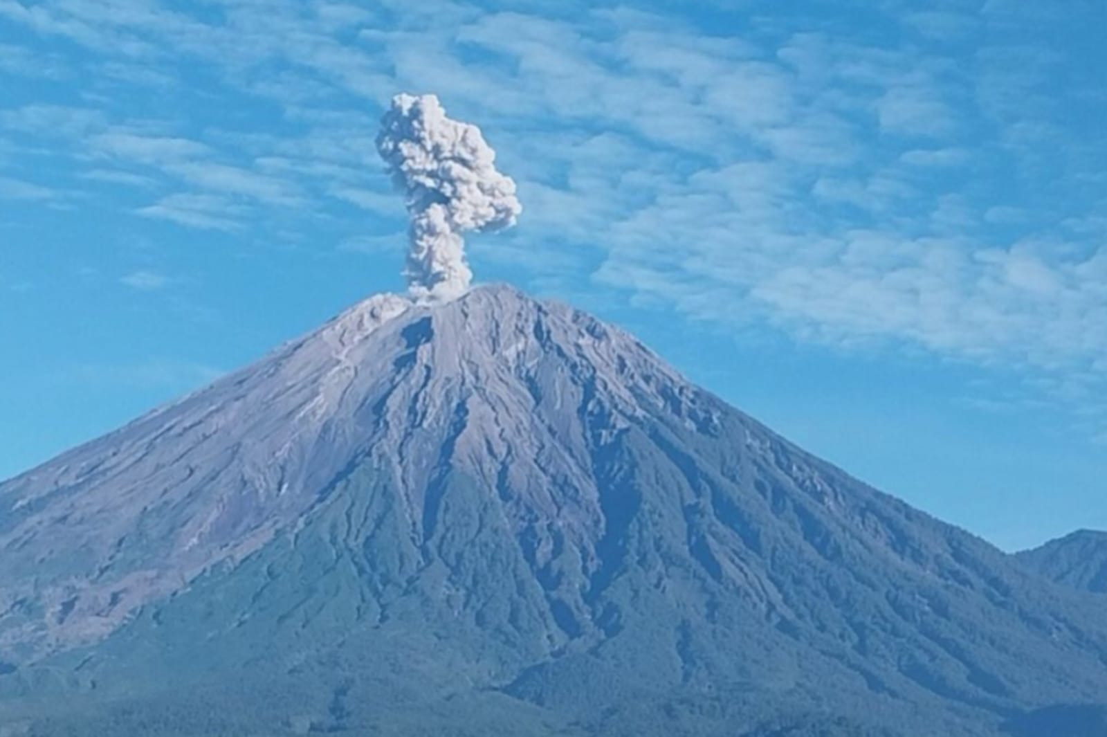 Gunung Semeru Kembali Erupsi, Wilayah Poncokusumo Malang Aman dari Hujan Abu