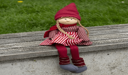 O fantoche é um boneco controlado pelas mãos do artista, que o movimenta como uma luva ou por baixo, dando vida e expressão ao personagem.