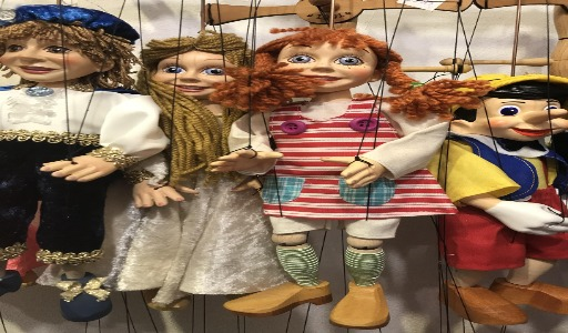 A marionete é um boneco articulado movido por fios ligados a uma cruzeta, permitindo que seja controlado de cima com precisão e delicadeza.