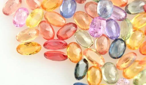 No artesanato em pedras preciosas, escolher as pedras certas depende do perfil do cliente e do estilo da peça. Variar entre modelos discretos e chamativos, além de equilibrar tamanhos, ajuda a atender diferentes gostos e aumentar as vendas.