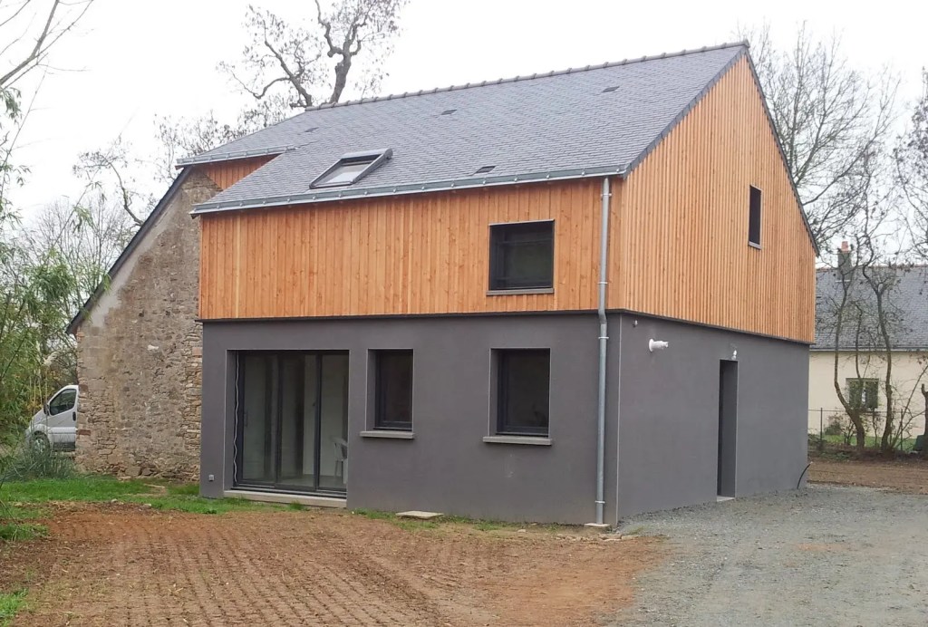 Extension contemporaine maison ancienne vue d'angle