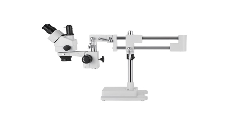 Microscope trinoculaire vue de profil