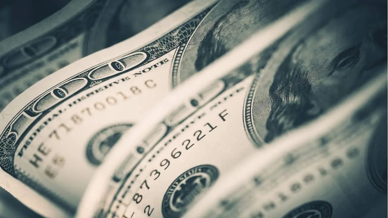Dólar começa a operar em queda nesta segunda-feira (17)