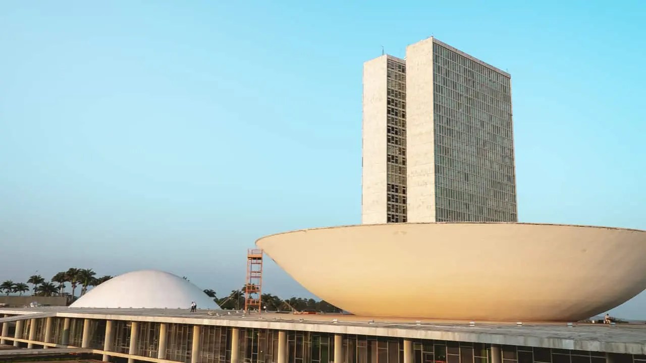 Projeto que libera conta em dólar no Brasil está no Senado