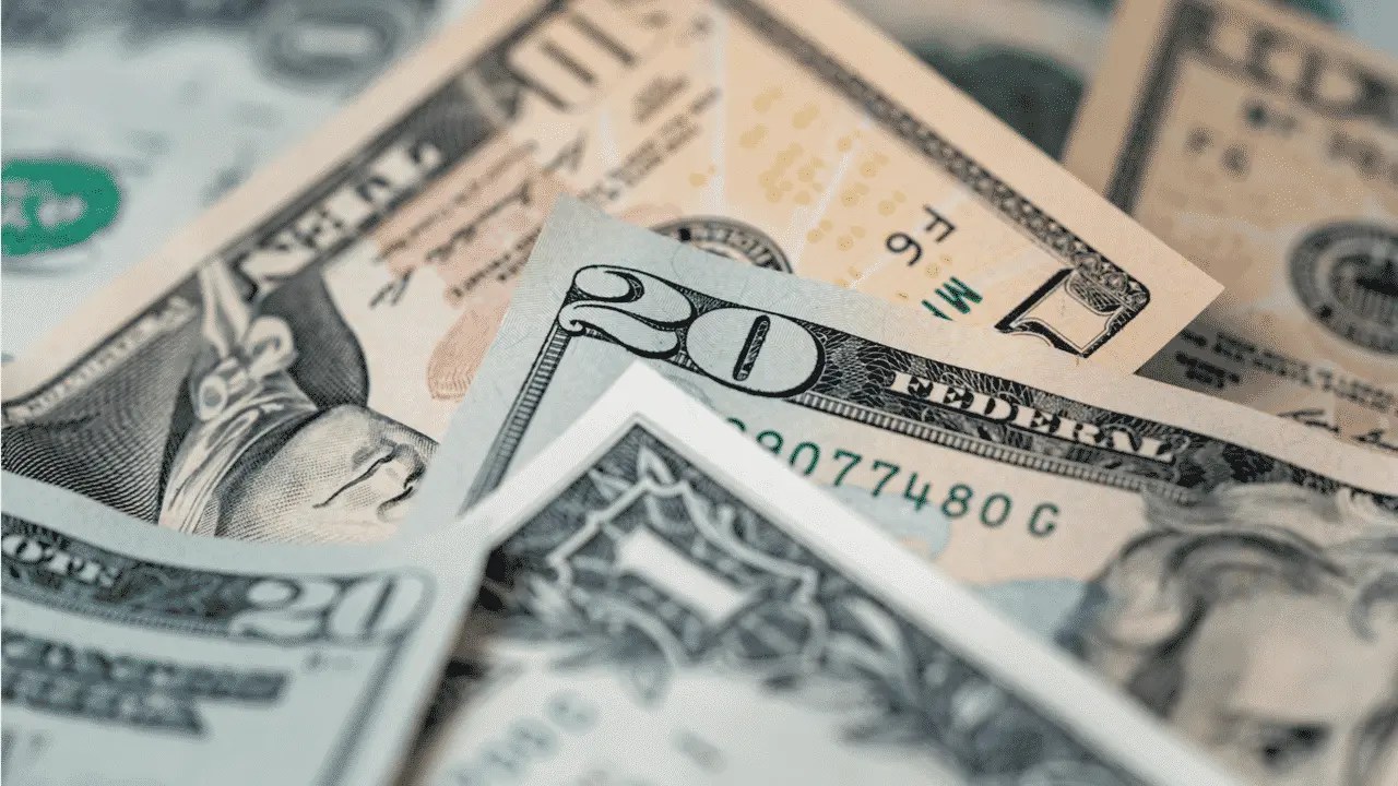 No cartão pré-pago, o dólar turismo já bate o valor de R$ 6,44