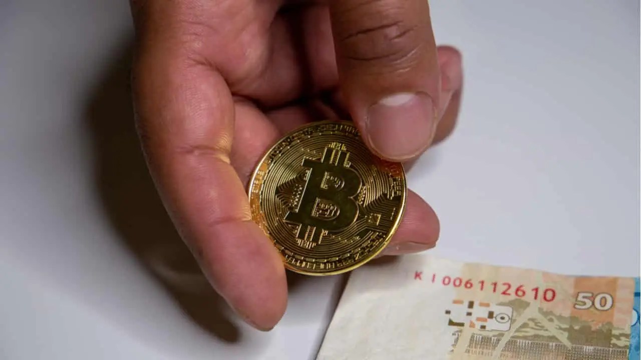 Com as criptomoedas em alta, o dinheiro de papel deixará de ser usado?