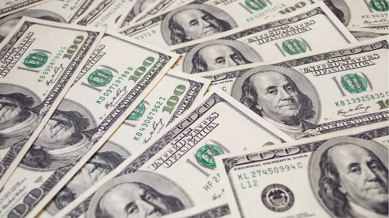 Economia: dólar abre a semana em leve alta