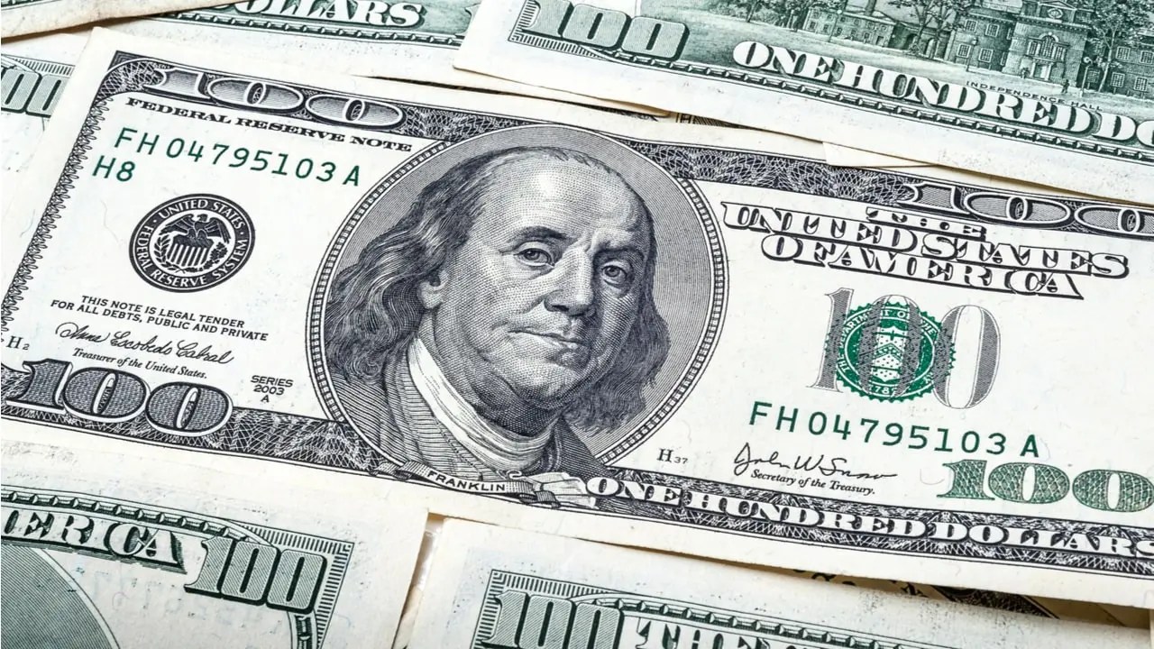 Após um ano em alta, o dólar ficou abaixo dos R$ 5. Saiba aqui o porquê