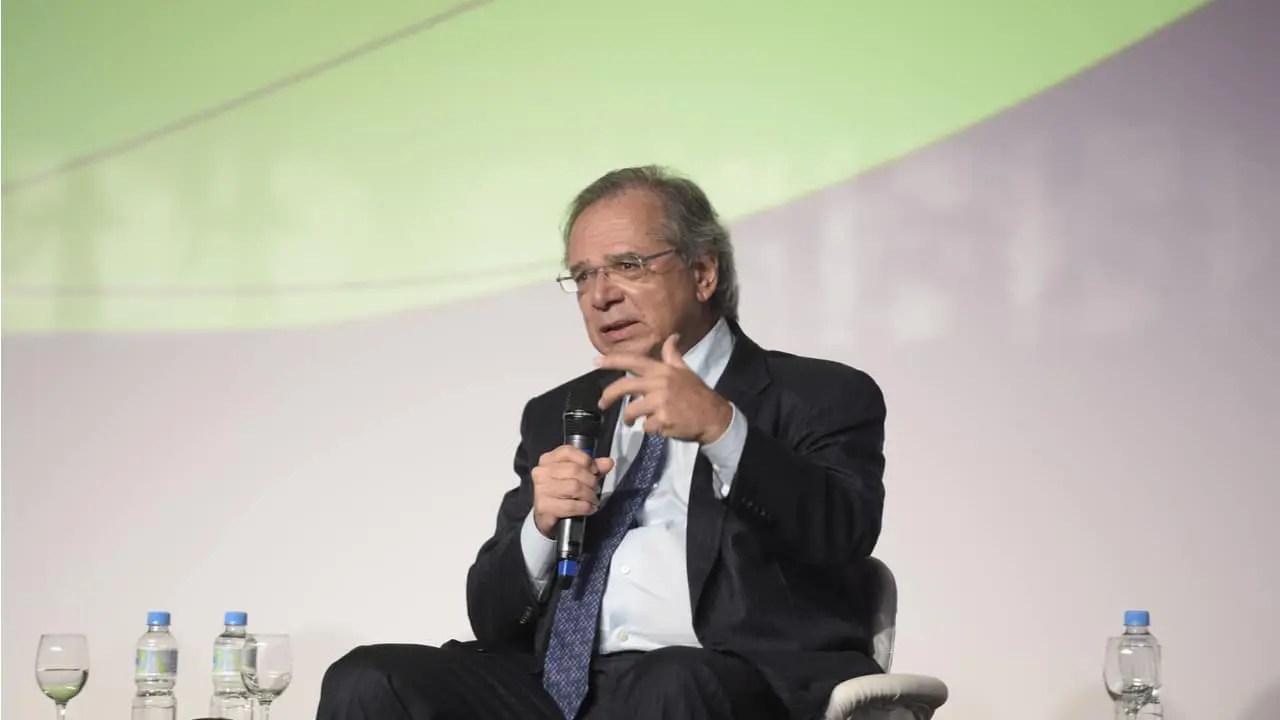 Guedes defende auxílio de até R$ 3 mil através de verbas de privatizações