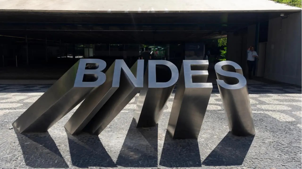 Devido a alta demanda, BNDES suspende 4 programas de financiamento