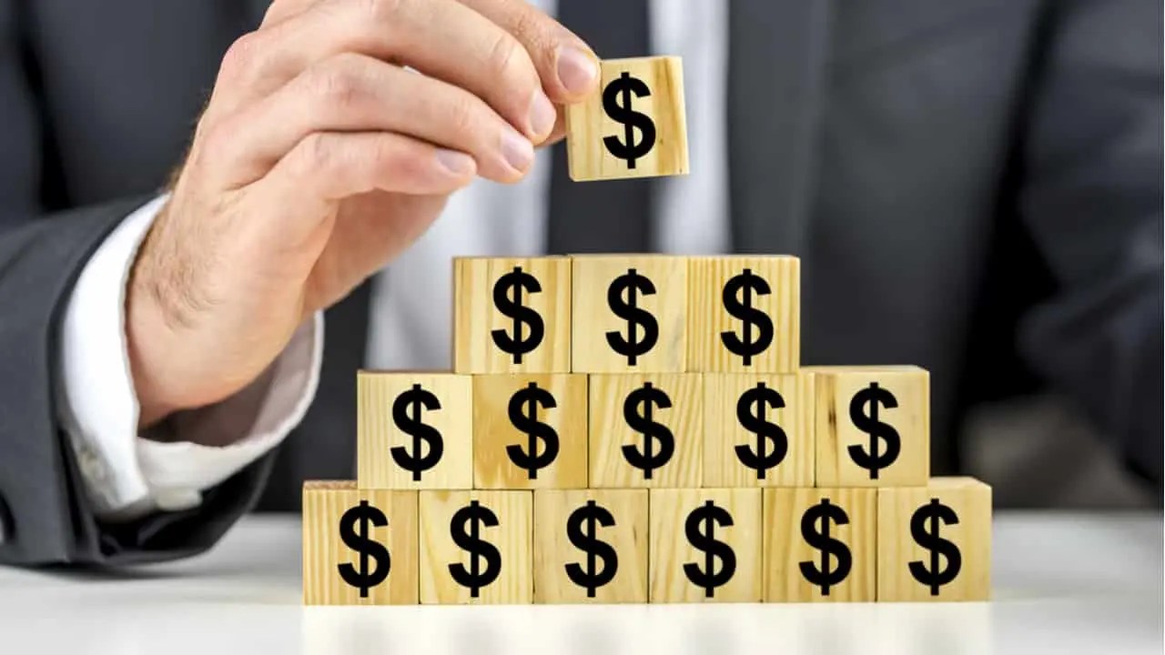 Qual é a diferença entre pirâmide financeira e marketing multinível?