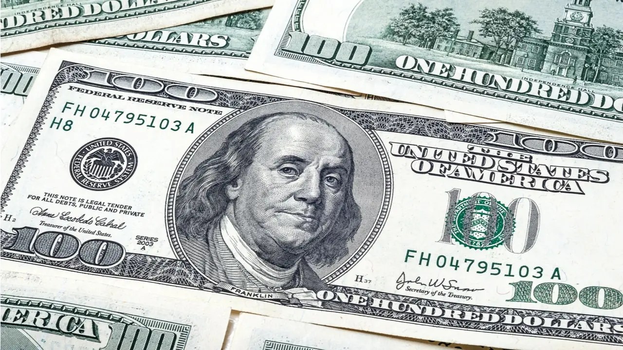 Dólar devia estar entre R$ 3,80 e R$ 4,20, mas “barulho político” não deixa, diz Guedes