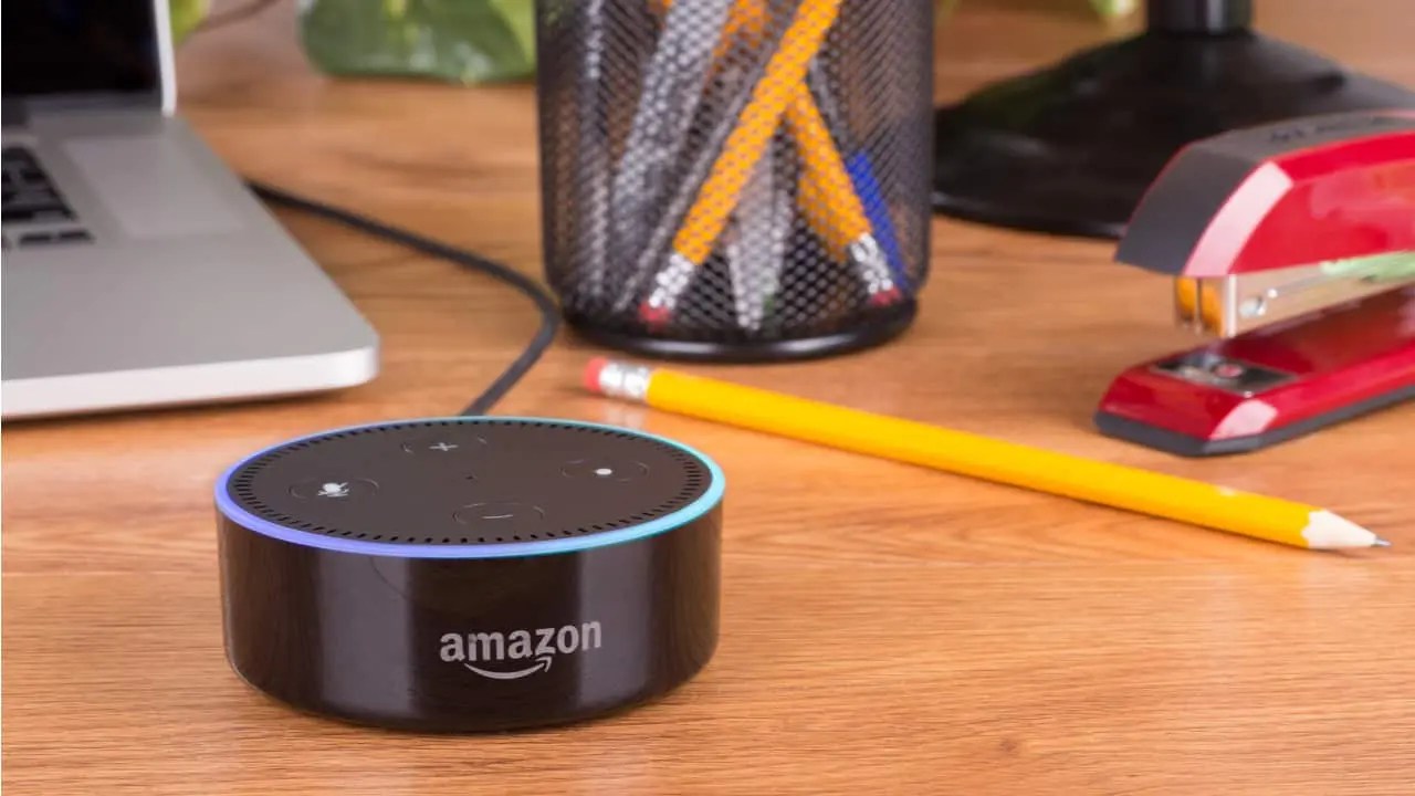 Pai perde a guarda de filha por deixar a Alexa de babá