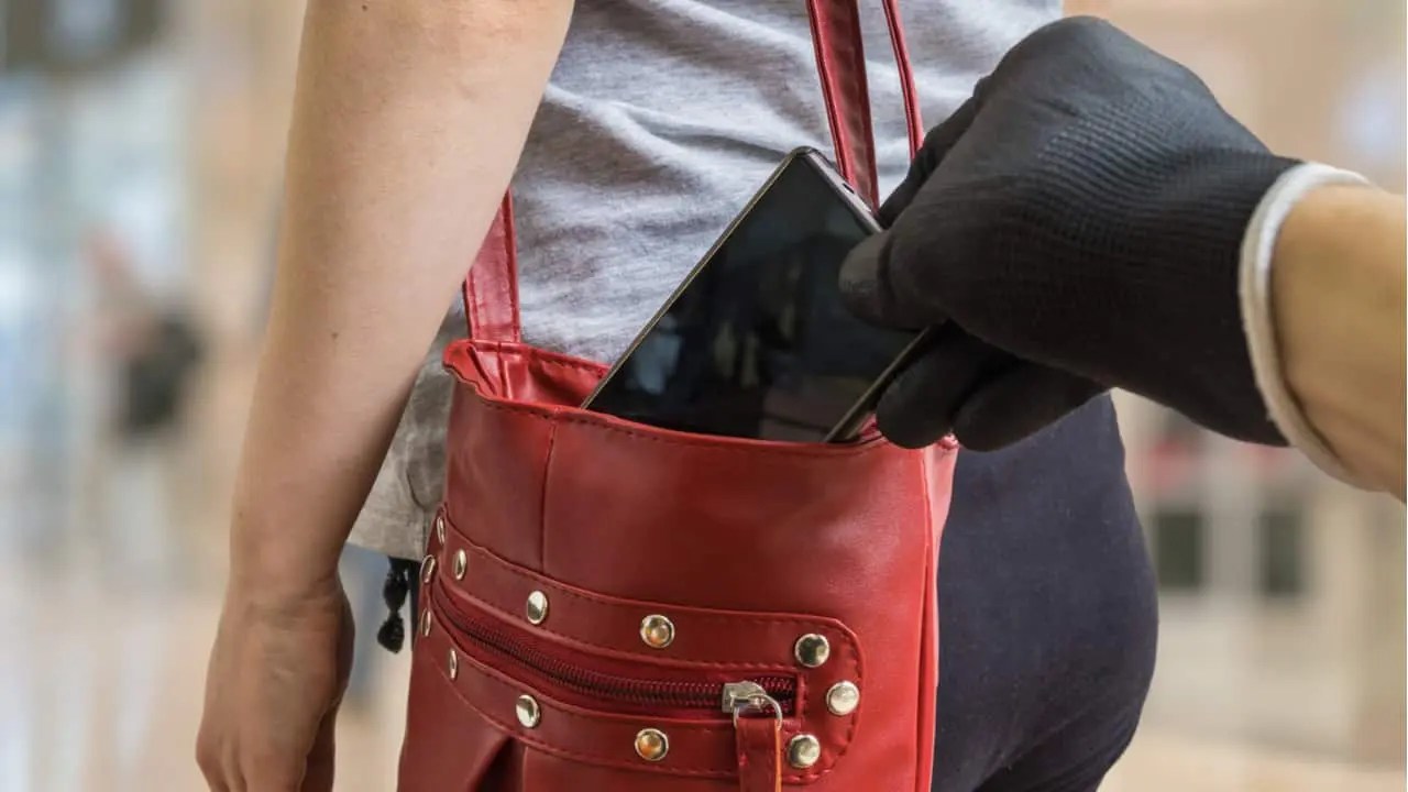 Teve celular roubado? Veja como proteger suas contas bancárias